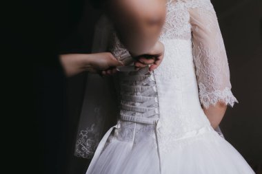 Kafadarlar, nedime gelin ona düğün da için hazır Başlarken yardımcı olur