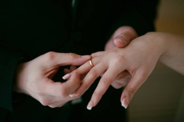 Damat gelin düğün yüzüğü. Onu götürdü.