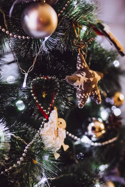 Része a díszített karácsonyfa. — Stock Fotó