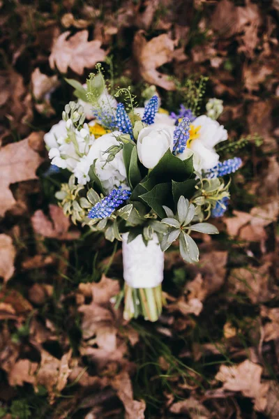 Hermoso ramo de boda de diferentes flores blancas, azules, verdes — Foto de Stock