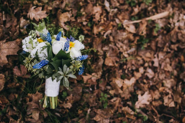 Hermoso ramo de boda de diferentes flores blancas, azules, verdes — Foto de Stock