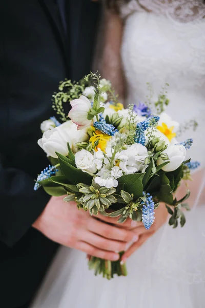 Noivo e noiva segurando um buquê de casamento no parque, close-up , — Fotografia de Stock