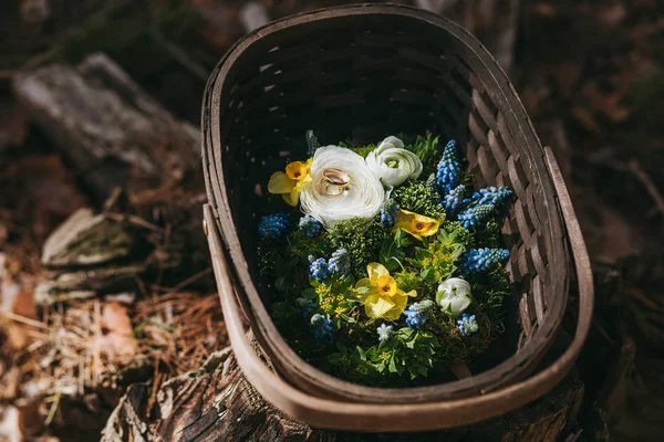 Gyönyörű esküvői gyűrű párna különböző virágok fehér, kék, — Stock Fotó