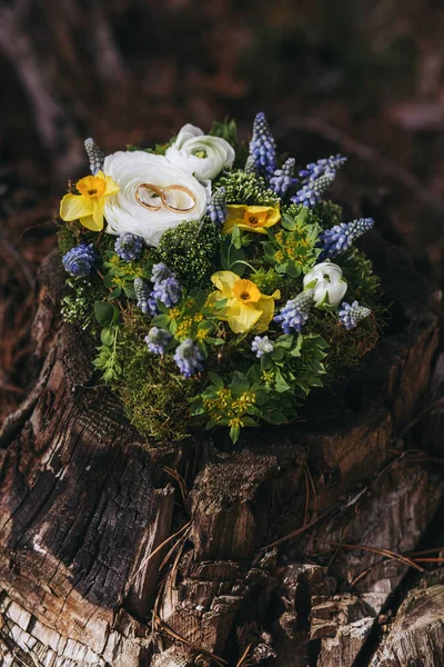 Hermoso anillo de boda Almohada de diferentes flores blanco, azul , — Foto de Stock