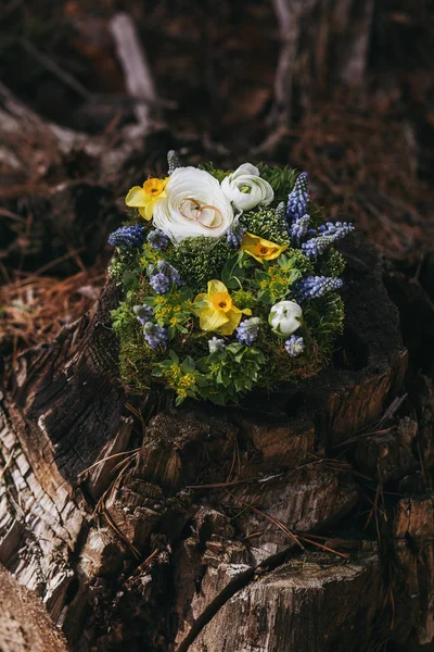 Hermoso anillo de boda Almohada de diferentes flores blanco, azul , — Foto de Stock