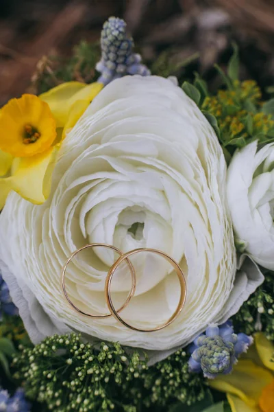 Belo buquê de casamento de diferentes flores brancas, azuis e verdes — Fotografia de Stock