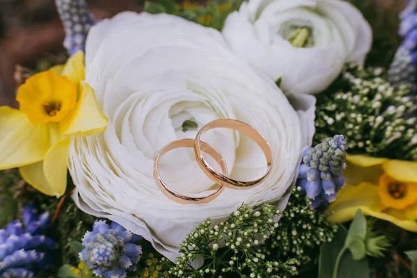 Belo buquê de casamento de diferentes flores brancas, azuis e verdes — Fotografia de Stock