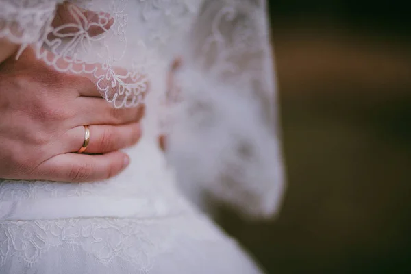 Tenez la mariée dehors. Bague de mariage à la main sur dre blanc — Photo