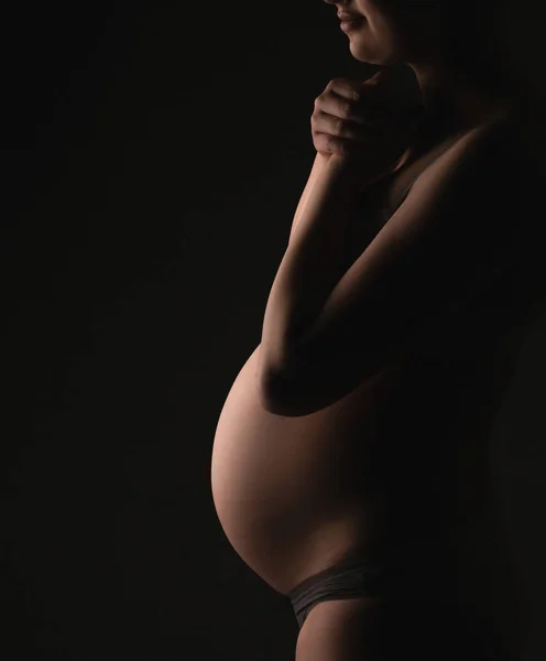 Retrato de una joven embarazada esperando. Silueta. Embarazo — Foto de Stock