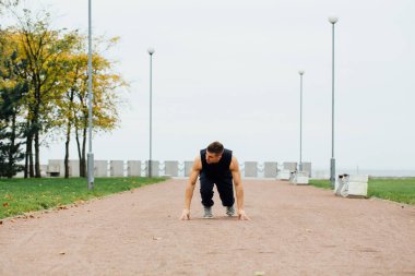 Eğitim ve sonbahar Park'ta jogging fitness adam. Başlamak için hazır. Sağlıklı yaşam tarzı