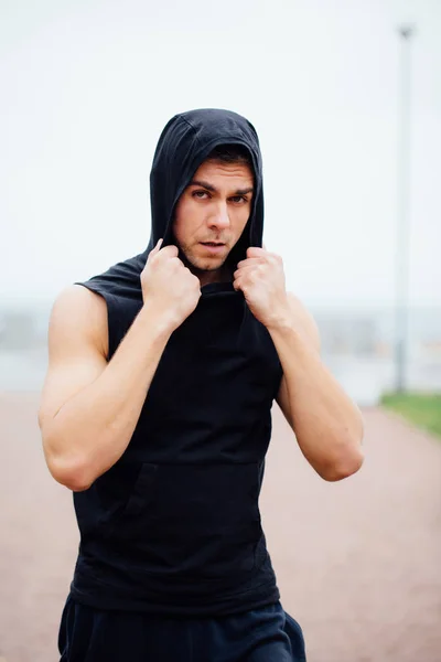 Mężczyzna przystojny młody sportowe mięśni na tle park city, pozowanie, — Zdjęcie stockowe