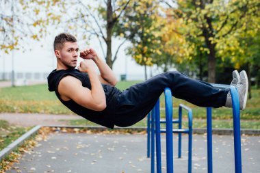 Yatay çubuk açık havada mide egzersiz programı yapan fitness erkek