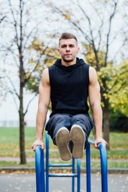 Yatay çubuk açık havada mide egzersiz programı yapan fitness erkek