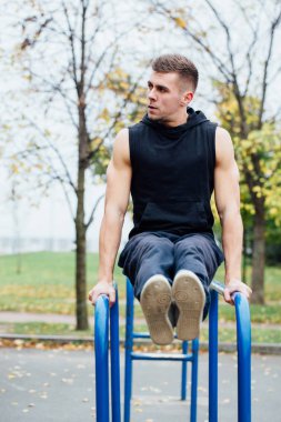 Yatay çubuk açık havada mide egzersiz programı yapan fitness erkek