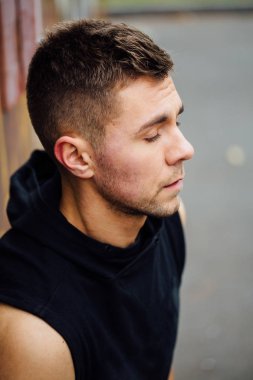 Eğitim bez içinde güçlü yakışıklı bir adam portresi. Mahallede poz.