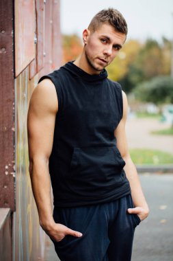 Eğitim bez içinde güçlü yakışıklı bir adam portresi. Mahallede poz.