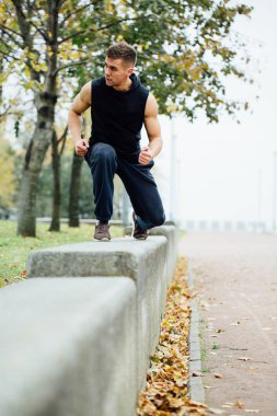 Egzersiz, sonbahar parkta egzersiz yaparak erkek atlet. Push up ile tezgah.