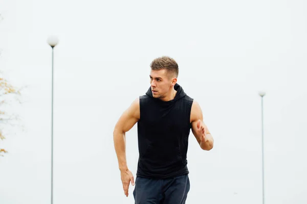 Sportieve jonge man loopt in de natuur. Gezonde levensstijl — Stockfoto