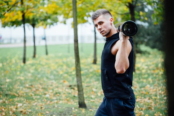 Mannelijke fitness oefening longe met vipr, ochtend sporten in het park te doen. — Stockfoto