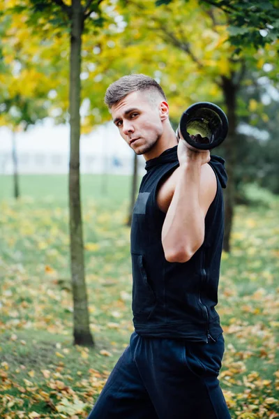 Mannelijke fitness oefening longe met vipr, ochtend sporten in het park te doen. — Stockfoto