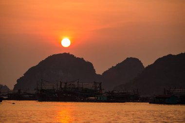 Dağlar bir arka plan üzerinde günbatımında Asya balıkçı tekneleri.