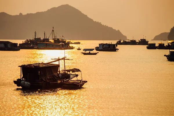 Barcos de pesca asiáticos ao pôr do sol em um fundo de montanhas . — Fotografia de Stock