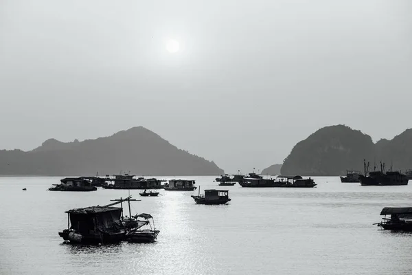 Asian fishing boats at sunset on a background of mountains. — Stock Photo, Image