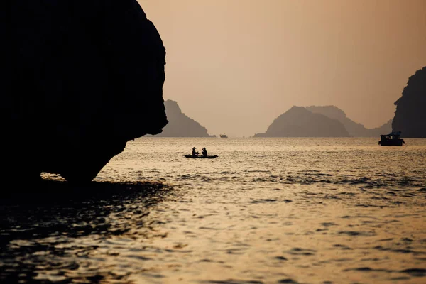 Barcos de pesca asiáticos ao pôr do sol em um fundo de montanhas . — Fotografia de Stock