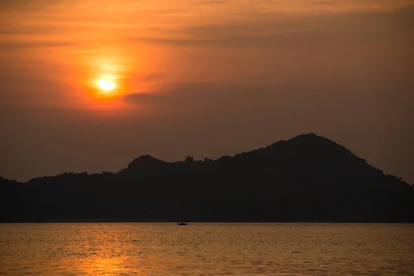 SUNSET over the forest. Glare on water, background — Stock Photo, Image