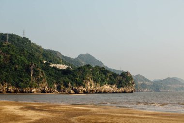 Denizle çevrili cliff görünümünü. Sandy beach ve sis