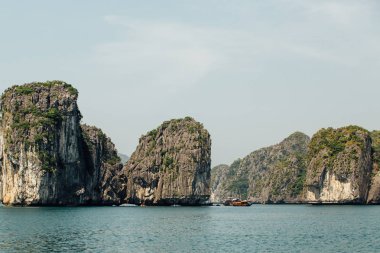 Doğal dağ rock yüz cliff deniz wat arasında tekne gider