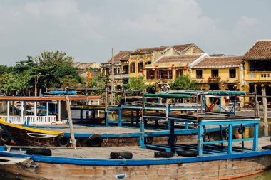 Balıkçı teknesi sarı vintage taş binanın arka plan üzerinde