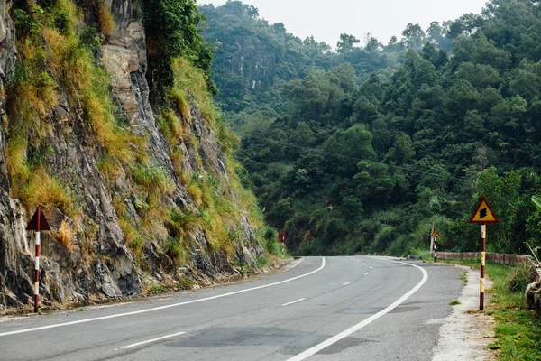 Autoroute dans les montagnes, fond de jungle. paysage, backgrou — Photo