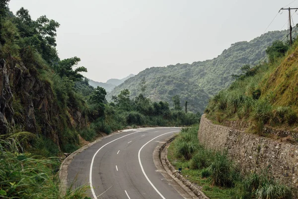 Autoroute dans les montagnes, fond de jungle. paysage, backgrou — Photo