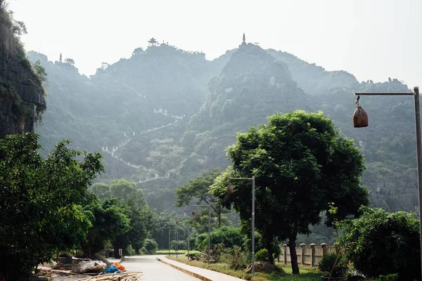 Weg in de bergen, de achtergrond van de jungle. landschap, CHTERGRO — Stockfoto
