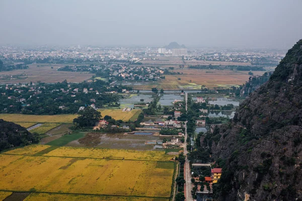 Landschap gele velden en steden. Uitzicht vanaf de berg. Asia — Stockfoto
