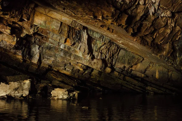 Caverna de parede com o rio — Fotografia de Stock