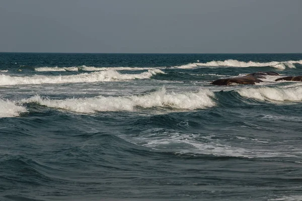 Les vagues près de la mousse du rivage, les crêtes des vagues — Photo