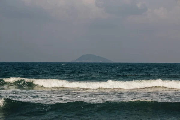 Les vagues près de la mousse du rivage, les crêtes des vagues — Photo