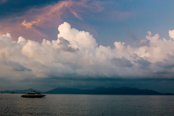 Bateau yacht sur fond de ciel orageux dramatique et de montagne — Photo