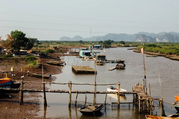 Pequeño río sucio con barcos y puentes en Asia — Foto de Stock