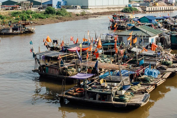 Pequeño río sucio con barcos y puentes en Asia — Foto de Stock