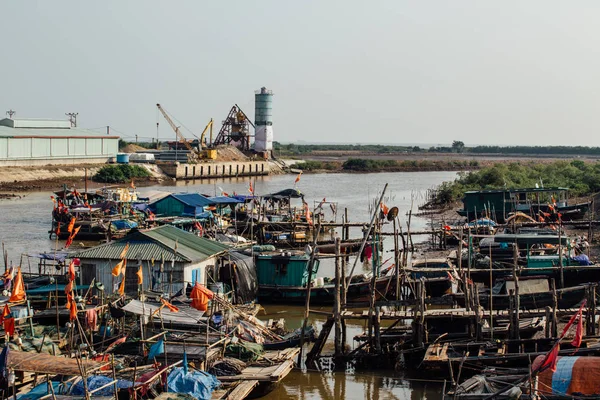 Pequeño río sucio con barcos y puentes en Asia — Foto de Stock