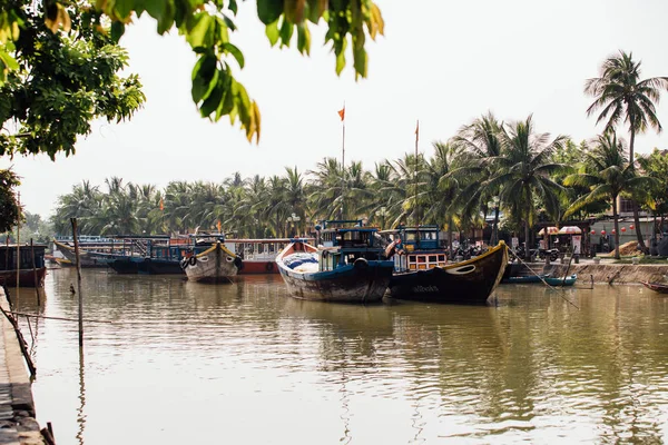 Pequeño río sucio con barcos y puentes en Asia — Foto de Stock