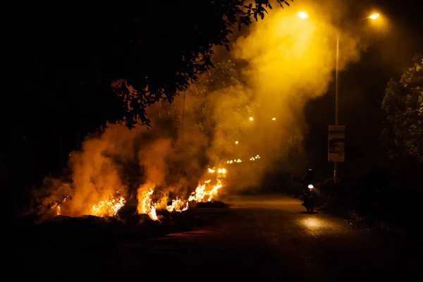 Motorcyclist goes up in smoke at night by burning garbage