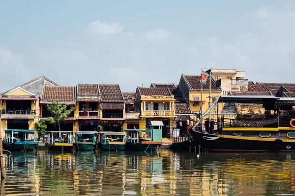Туристические лодки перед цветными домами, Азия — стоковое фото