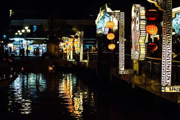 亚洲咖啡馆与发光的数字和灯笼反映在瓦特 — 图库照片