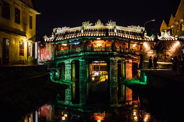 这座桥的灯光中反映在河中的亚洲 — 图库照片