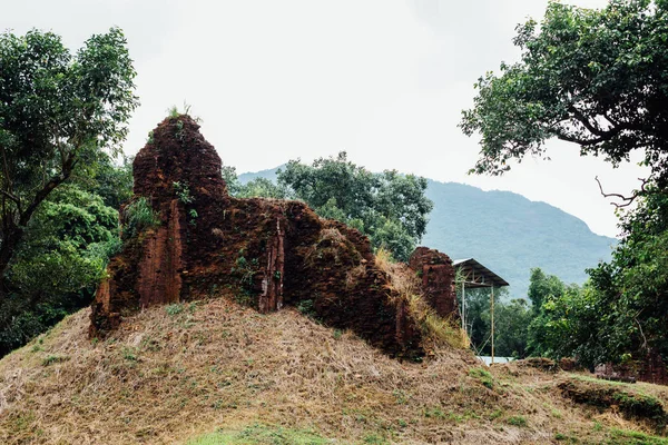 Aziatische tempel ruïnes in de jungle — Stockfoto