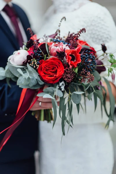 Novia y novio celebrando ramo de boda con cinta juntos, outd — Foto de Stock